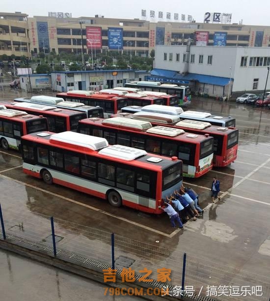 笑话段子搞笑图片：看着他弹着吉他唱着歌，还有什么理由不好好活