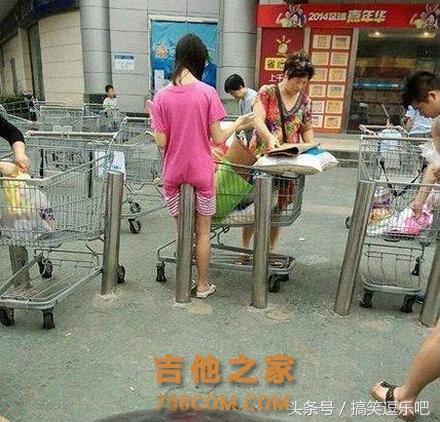 笑话段子搞笑图片：看着他弹着吉他唱着歌，还有什么理由不好好活