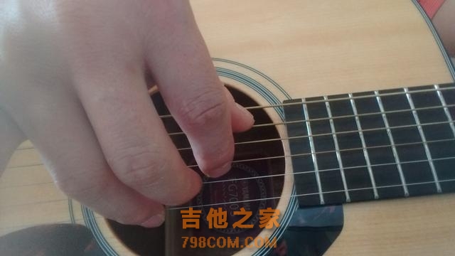 初学民谣吉他弹唱需要怎么做？