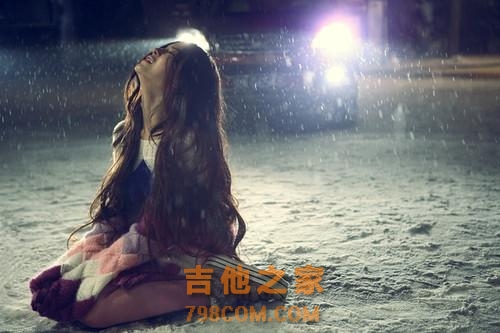 我会记得你背吉他的样子，那时候，你是个有故事的人，我还不懂你