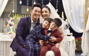 胡可晒儿子初学小吉他 小鱼儿一脸陶醉的样子太销魂了 ...