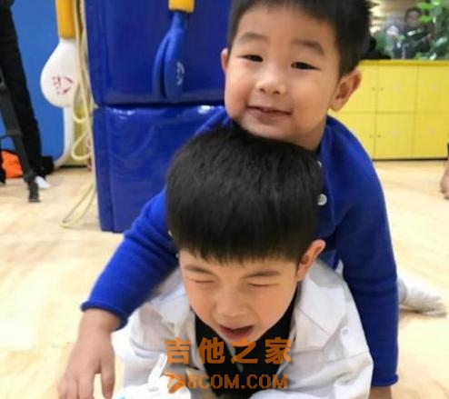 胡可晒儿子初学小吉他 小鱼儿一脸陶醉的样子太销魂了