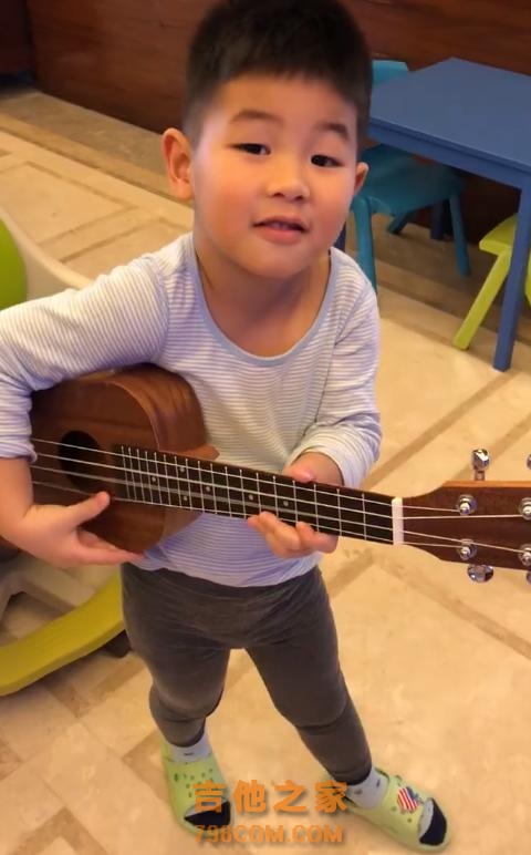 胡可晒儿子初学小吉他 小鱼儿一脸陶醉的样子太销魂了