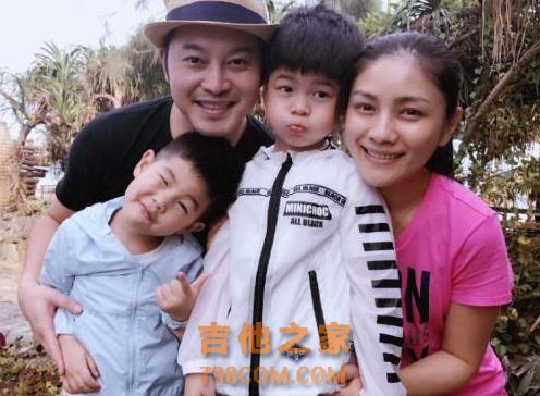 胡可晒儿子初学小吉他 小鱼儿一脸陶醉的样子太销魂了
