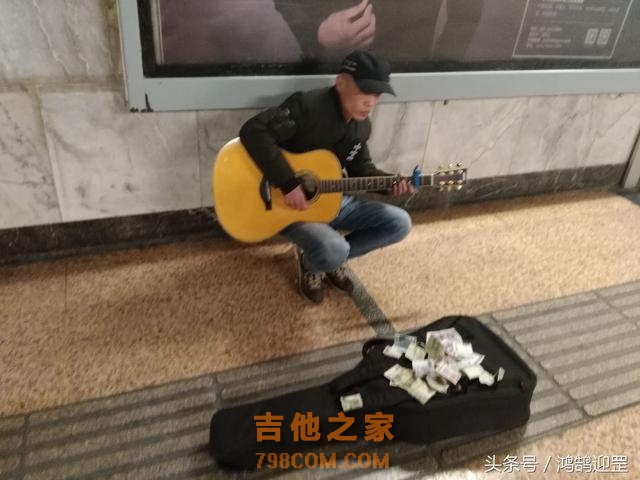 西安南门有一流浪歌手在此10年，或为追梦或另有隐情