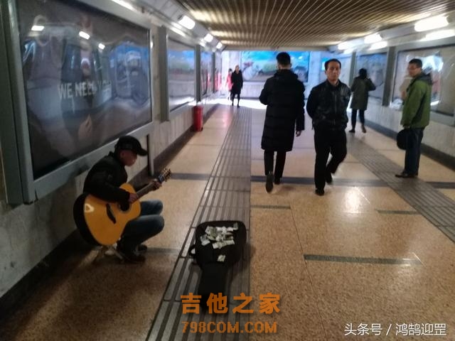 西安南门有一流浪歌手在此10年，或为追梦或另有隐情