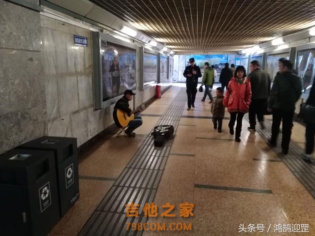 西安南门有一流浪歌手在此10年，或为追梦或另有隐情