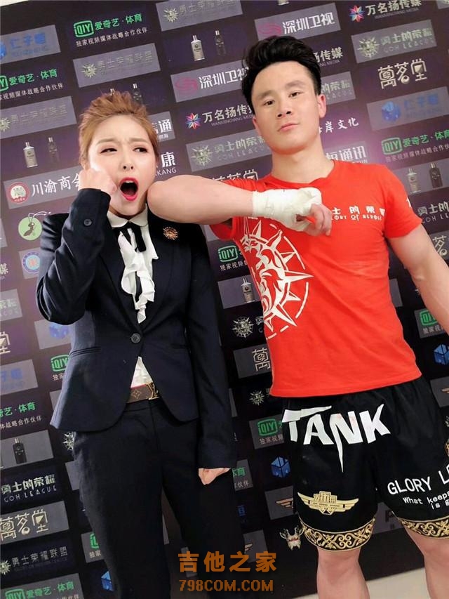 难得轻松！邱建良脱掉拳套弹吉他，化身文艺青年要跨界？