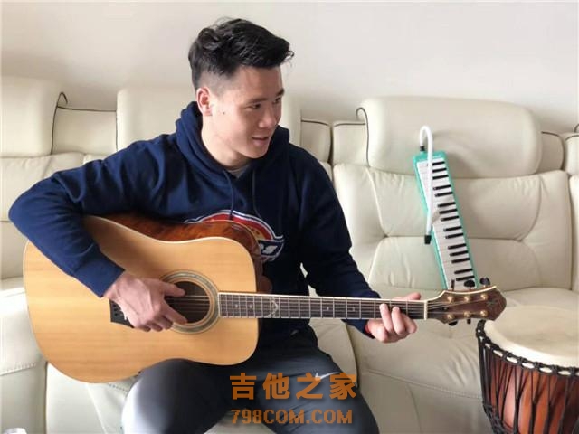 难得轻松！邱建良脱掉拳套弹吉他，化身文艺青年要跨界？