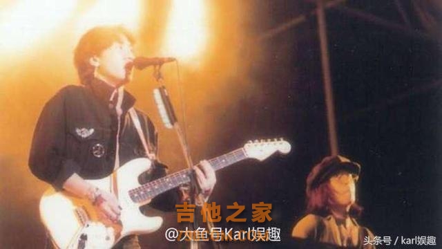 沙哑嗓音加吉他弹奏是他的标志, 歌曲传唱至今, 老少通吃!