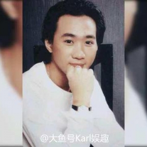 沙哑嗓音加吉他弹奏是他的标志, 歌曲传唱至今, 老少通吃! ...