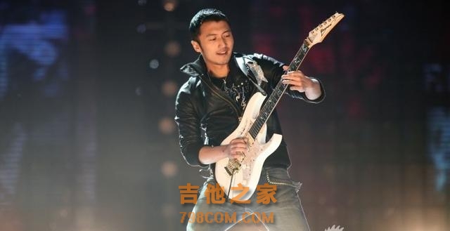 会弹吉他的明星，李健 刘亦菲 还有影帝，竟然还有这对情侣