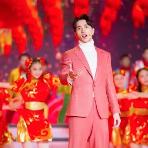 许魏洲弹吉他超酷 一袭粉色西装年轻活力充满春天气息，又甜又帅 ...