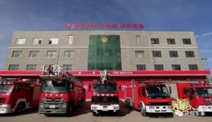 消防部队联欢时突接火警 撂下吉他1分钟内出警
