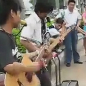 两帅哥街头吉他弹唱《挪威的森林》，真心好听
