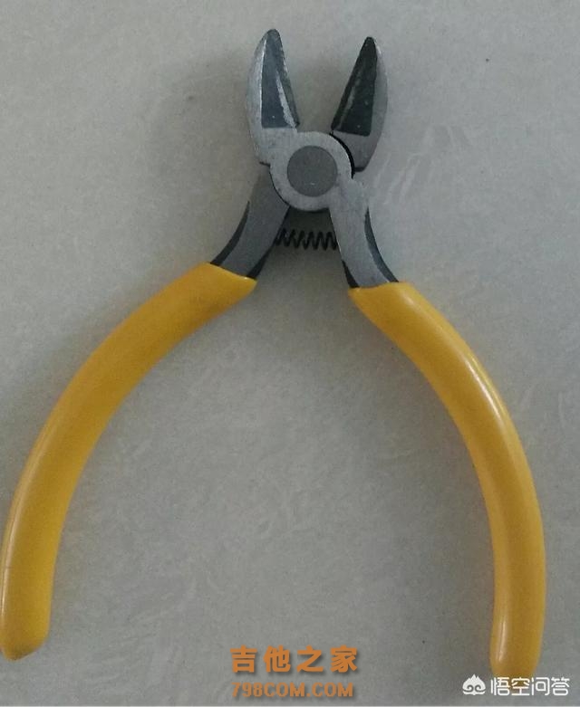 民谣吉他如何更换琴弦更加美观？我来帮您