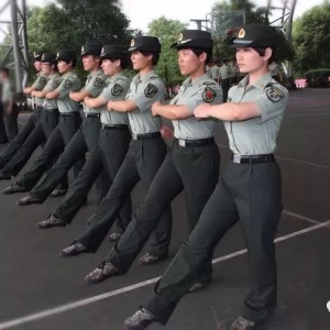 女兵考军校当军官难不难？我送她《战友还记得吗》吉他谱 ...