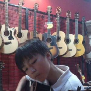 王俊凯弹吉他的样子，不忘初心的认真最让人心动