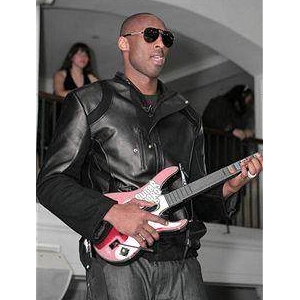 钟爱乐器的NBA球员：科比弹吉他，詹姆斯拉小提琴