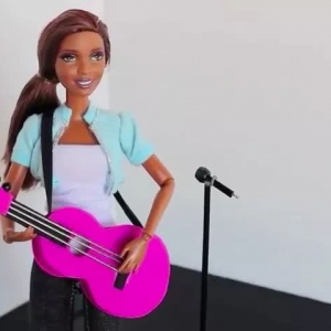 给芭比娃娃做一把吉他