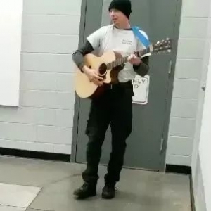 他在动物收容所演奏了吉他 狗狗们的反应让他终身难忘 ...