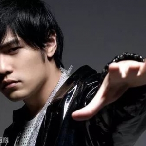 我想在你身旁听你弹那美妙的吉他