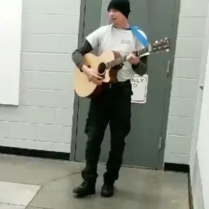 偶然一次在动物收容所演奏了吉他,狗狗们的反应却让他终身难忘... ... ...