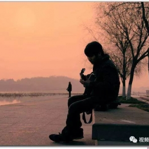 吉他教程,古典吉他的持琴姿势以及要领