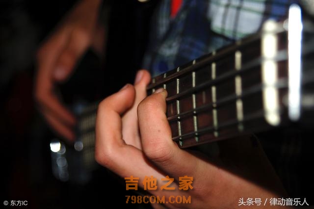 弹吉他时左手又笨又硬？这两个基本原则或许能帮到你