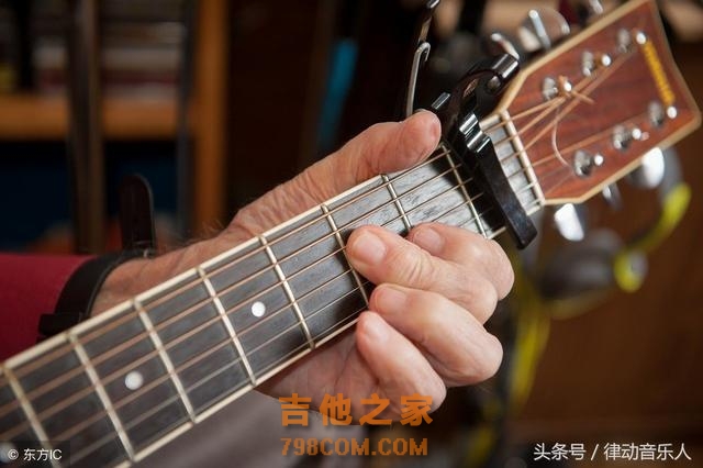 弹吉他时左手又笨又硬？这两个基本原则或许能帮到你