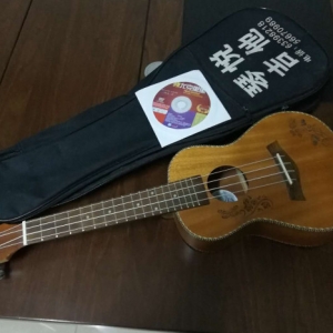 巡防队员凌晨路边捡把吉他 等到天亮不见失主
