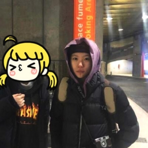王菲21岁女儿窦靖童近照曝光 背着吉他去旅行