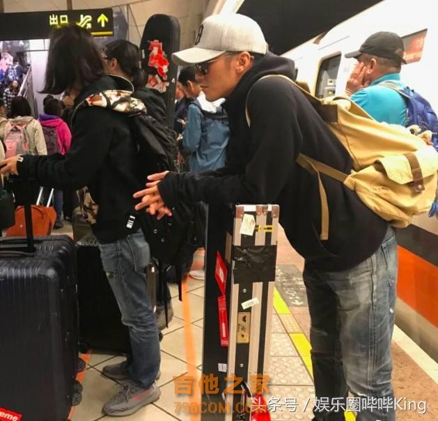 窦靖童带吉他出游效仿的不是窦唯而是谢霆锋？坦言：我觉得他很酷