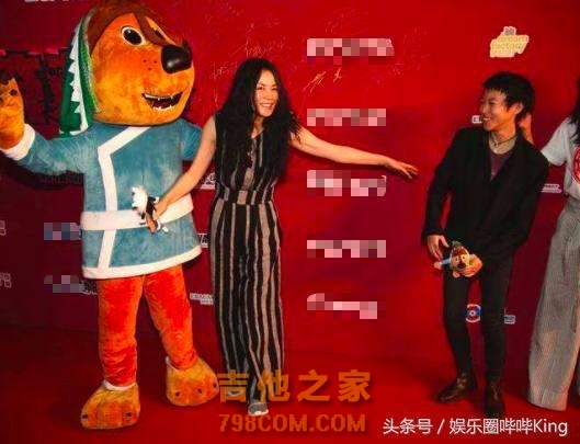 窦靖童带吉他出游效仿的不是窦唯而是谢霆锋？坦言：我觉得他很酷
