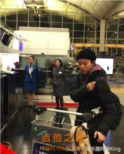 窦靖童带吉他出游效仿的不是窦唯而是谢霆锋？坦言：我觉得他很酷