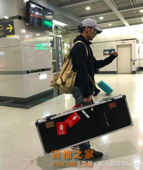 窦靖童带吉他出游效仿的不是窦唯而是谢霆锋？坦言：我觉得他很酷
