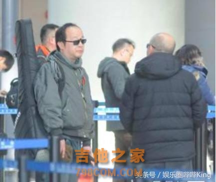 窦靖童带吉他出游效仿的不是窦唯而是谢霆锋？坦言：我觉得他很酷
