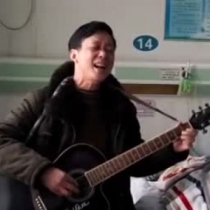暖心！护工为病人唱歌弹吉他，坚持近30年