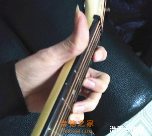 为什么刚学吉他的人都认为自己手指不够长呢？