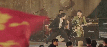 跟风缝纫机乐队吉他狂潮？ 萧敬腾演唱会现也在群招上百吉他手？ ... ...