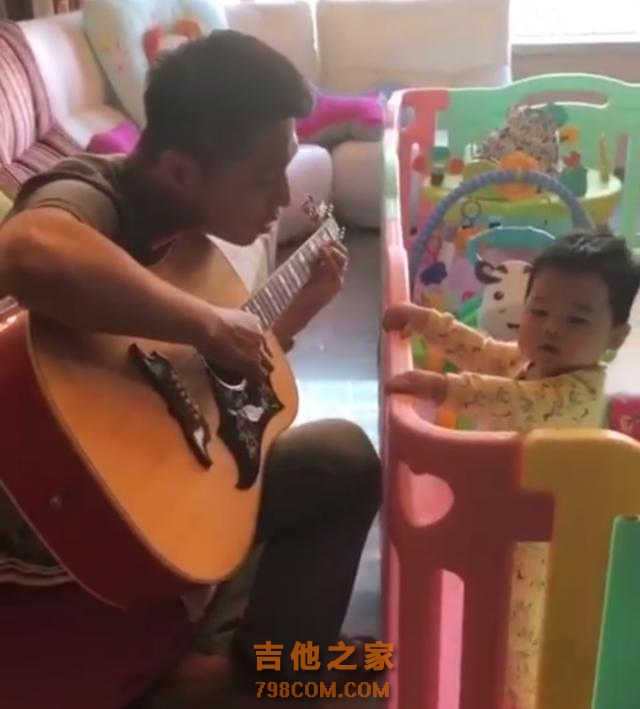 王雷为子自弹自唱原创歌曲《宝贝》，儿子投入，手扶吉他超软萌！