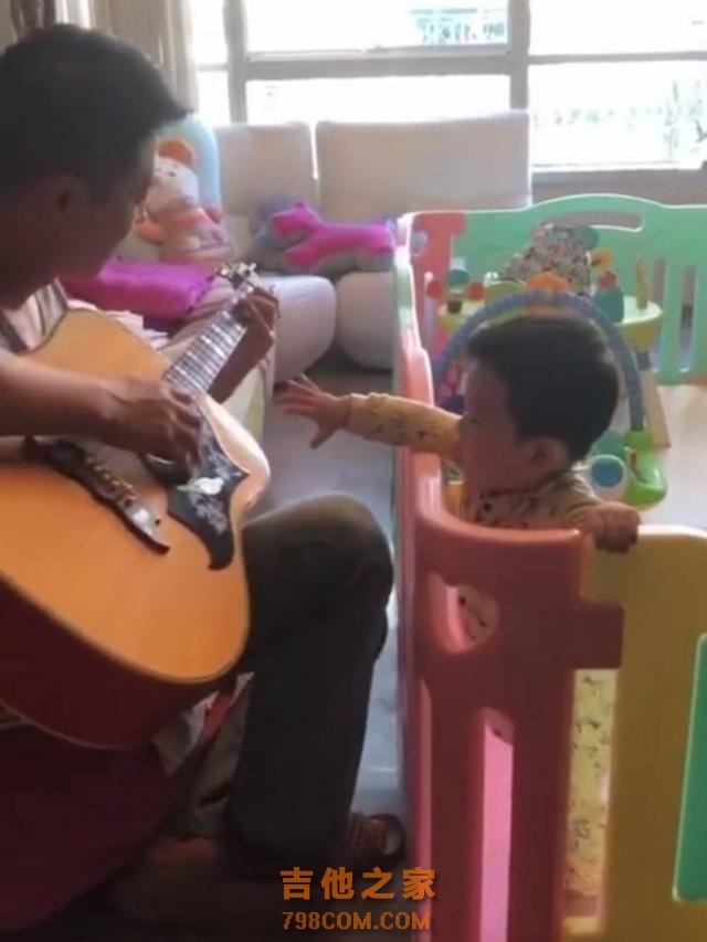 王雷为子自弹自唱原创歌曲《宝贝》，儿子投入，手扶吉他超软萌！