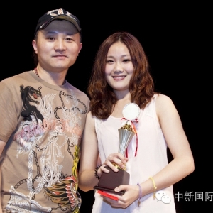 你没见过的一大群美女弹阮（中国吉他）PK小男孩吉他弹唱 ... ...