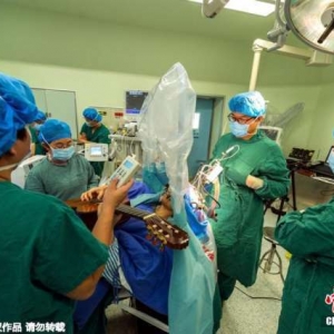 脑洞大开:患者边做脑部手术边弹吉他