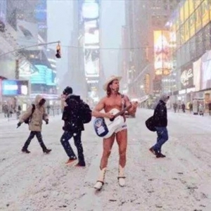 千万别惹弹吉他的人......