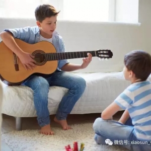 吉他入门:儿童学电吉他还是木吉他