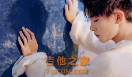 易烊千玺：连手指都这么好看，网友直呼：让我这手控怎么办啊？