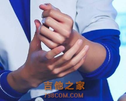 易烊千玺：连手指都这么好看，网友直呼：让我这手控怎么办啊？