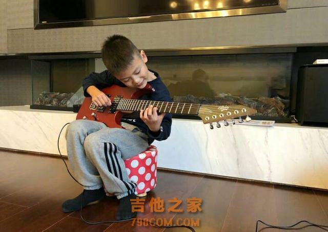 田宸羽弹吉他超有范 田亮自侃是随了自己 网友:是叶一茜的基因好