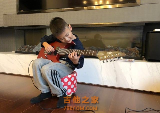 田亮儿子弹吉他范儿十足，酒窝浅笑帅过鹿晗吴亦凡